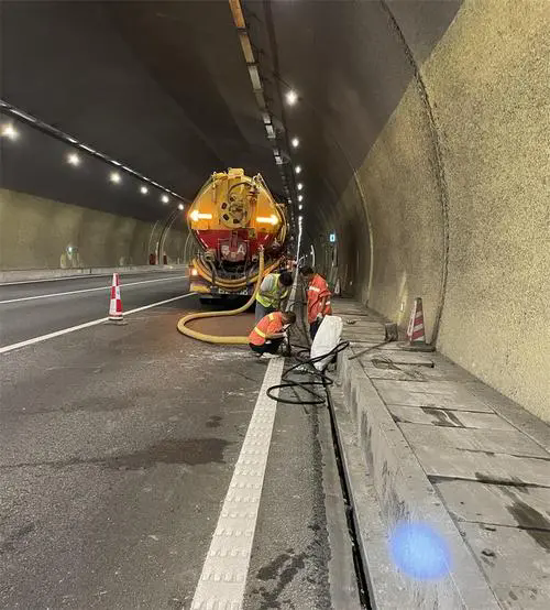 兴安隧道排水渠清淤